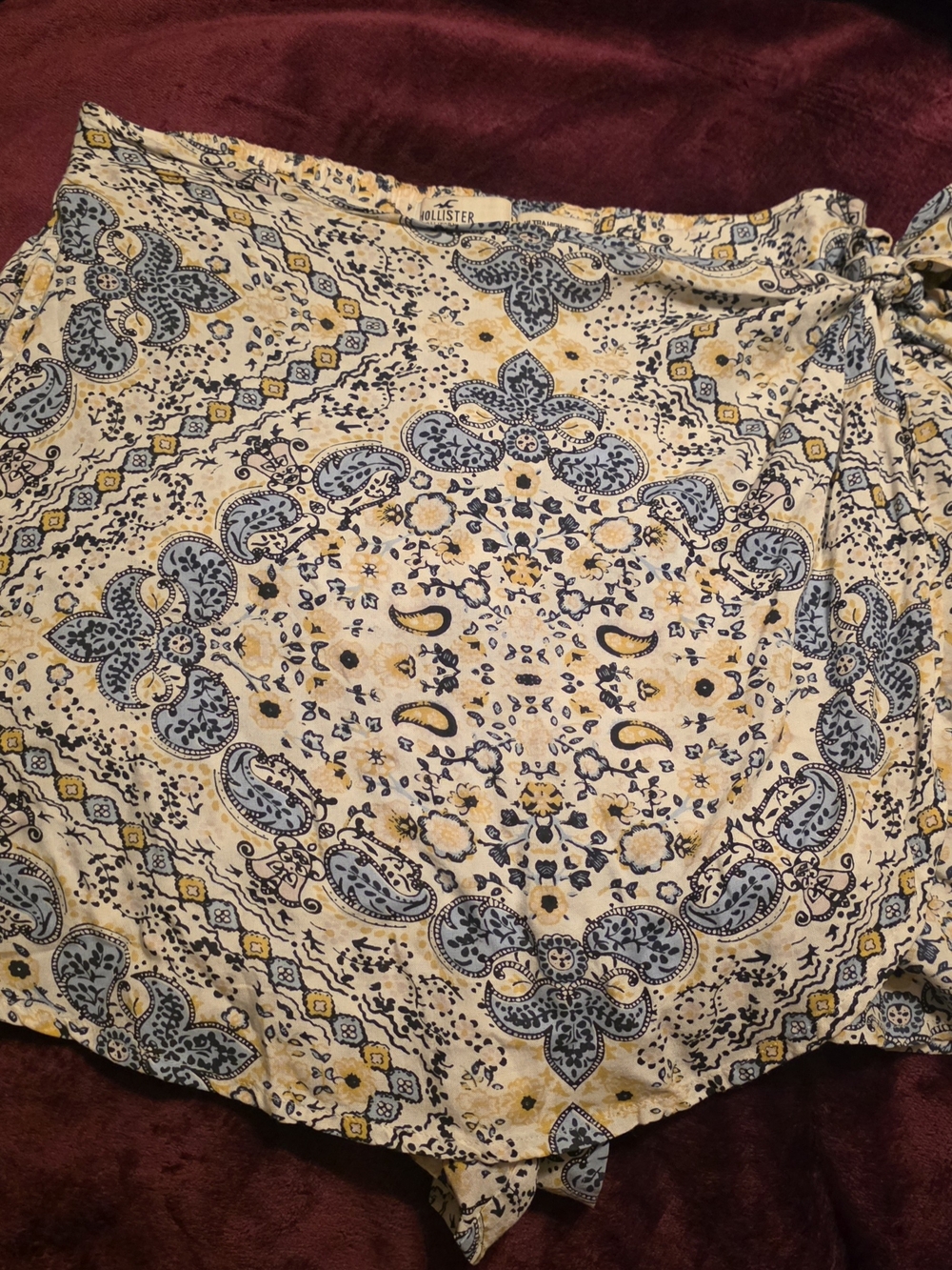 Hollister Medium Yellow Paisley Wrap Shorts/Skort Guc